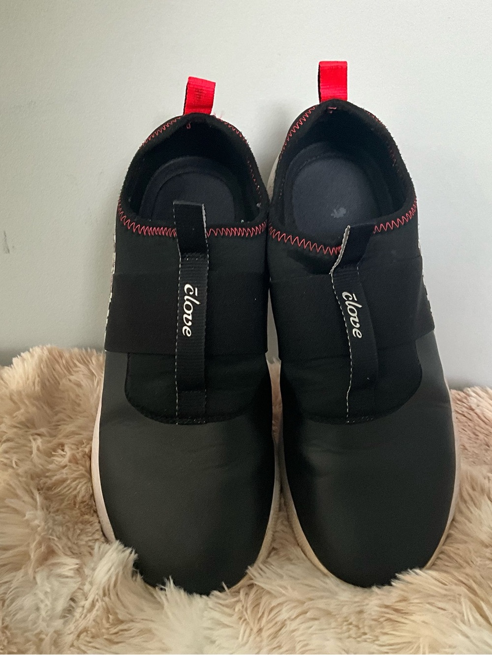 elove Black Slip-On Sneakers with Red Accent